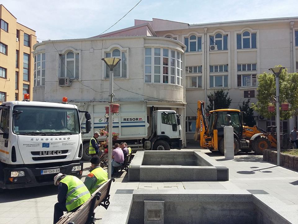 Punëtorët e "Moravicës" protestojnë para komunës së Preshevës