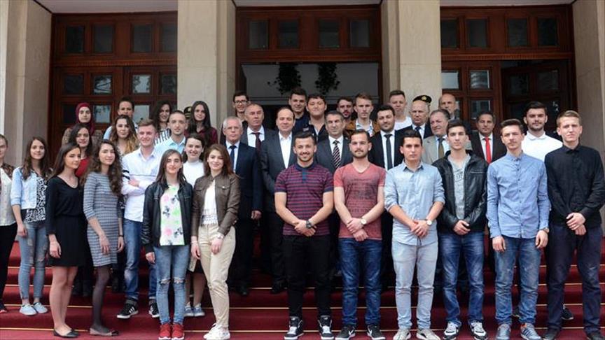 Nishani takim me nxënës dhe mësues nga Lugina e Preshevës"