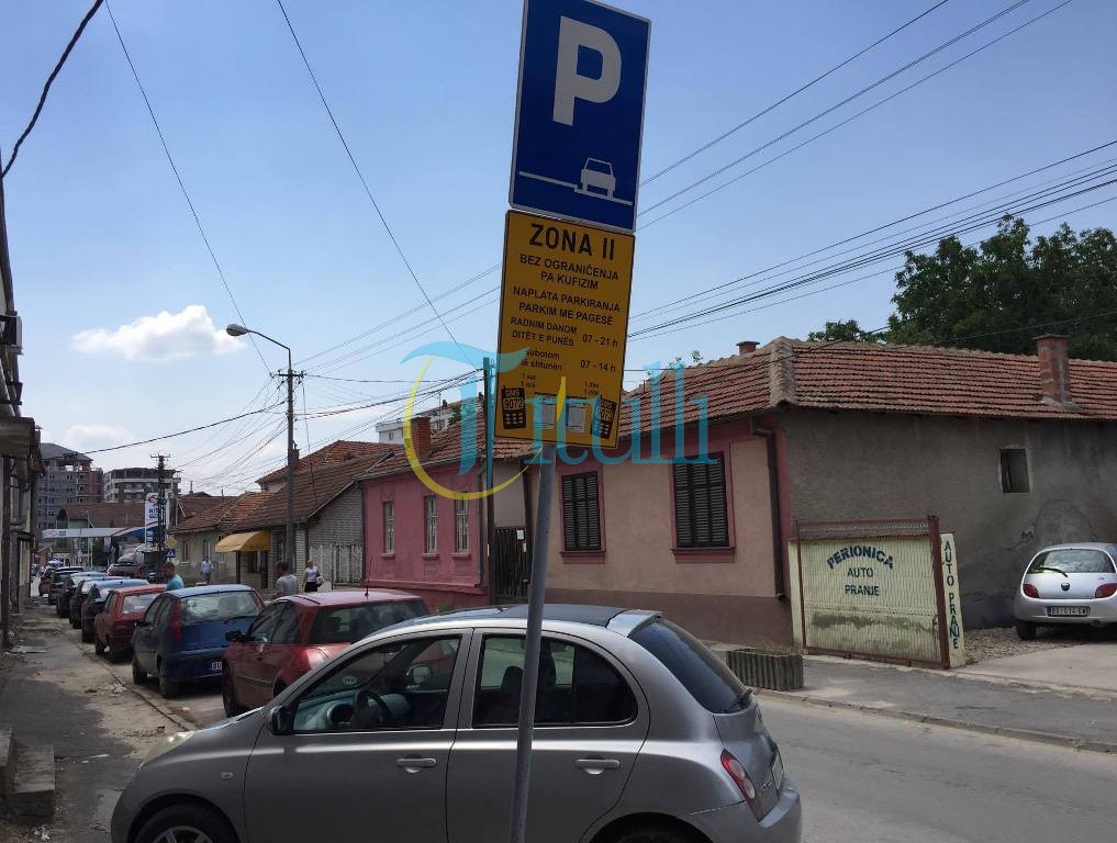Bujanoci pa parkingje të mjaftueshme për vetura