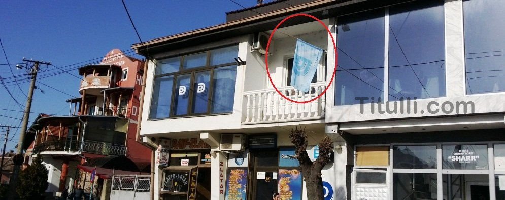 PD në "ditë zie", flamurin në gjysmështizë (Foto)