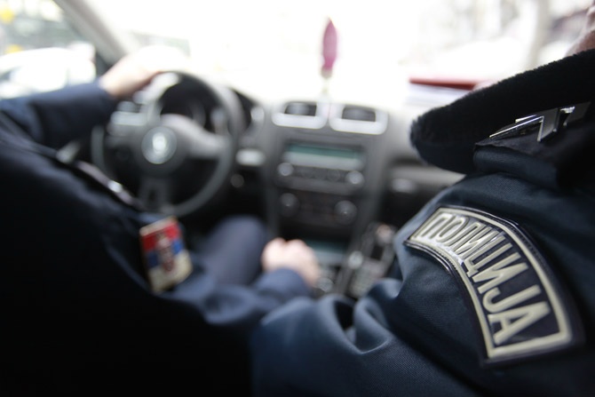 Godet me veturë dy këmbësorë, policia në ndjekje të autorit
