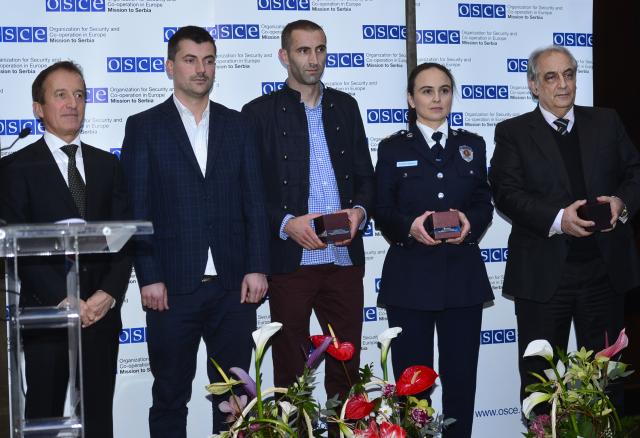 OSBE ndan çmimet "Personaliteti i vitit", edhe Presheva nderohet për refugjatët (video)