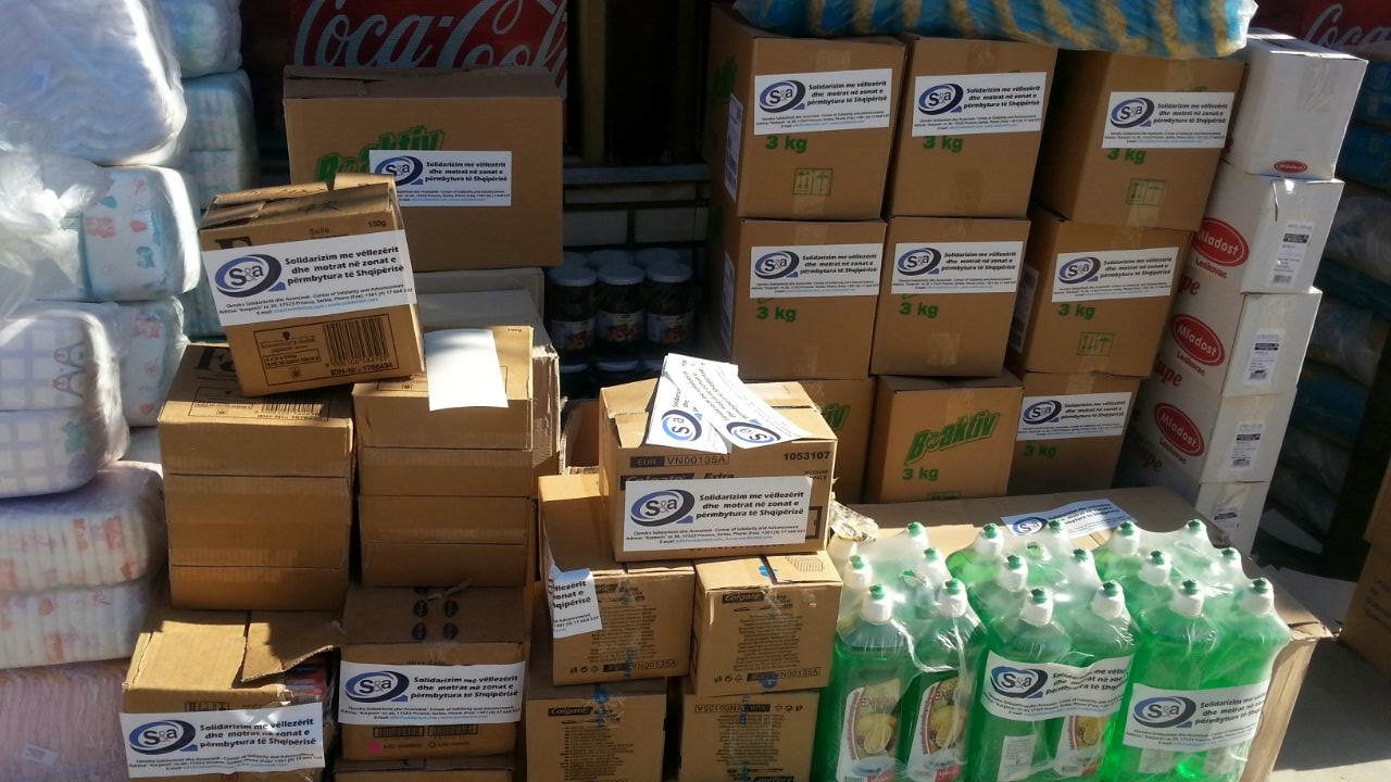 "Bashkë solidarë": QSA ndihmon me 1.800, KBI me xhematin 1.000 euro (Foto)