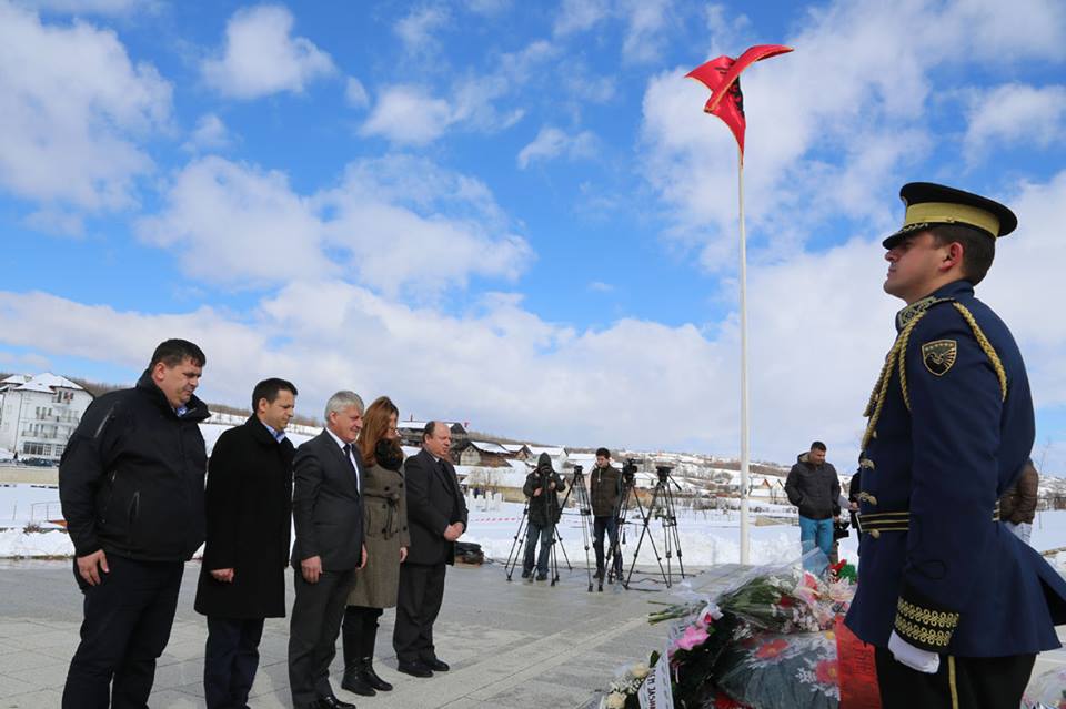 Mustafa me delegacionin nga Presheva bënë homazhe te Jasharajt në Prekaz (Foto)