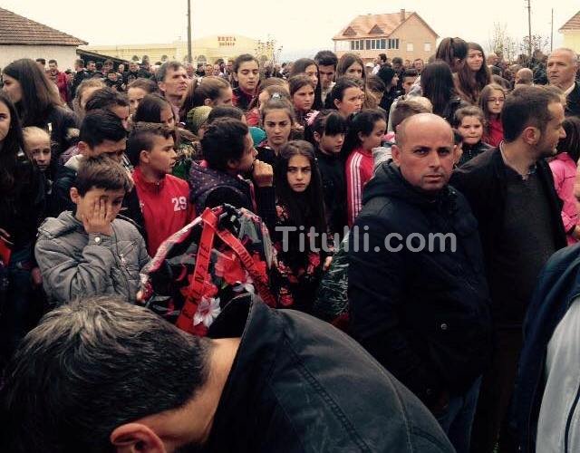 "Sara, do të na mungosh", me lot në sy përcillet për në banesën e fundit (Foto)