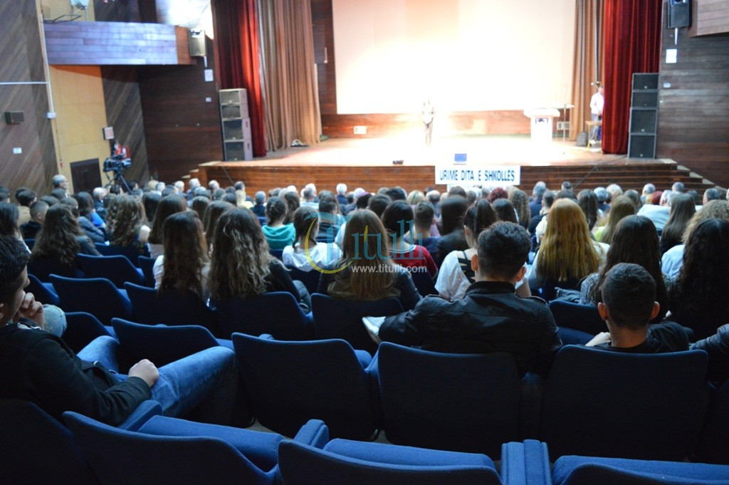 Shkolla e Mesme "Sezai Surroi" shënon 48 vjetorin e themelimit në Bujanoc (foto&video)