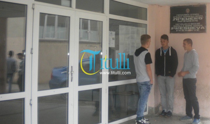Në Shkollën e Mesme Teknike "Presheva", mësimet me literaturë të vjetër dhe shënime periodike (foto)