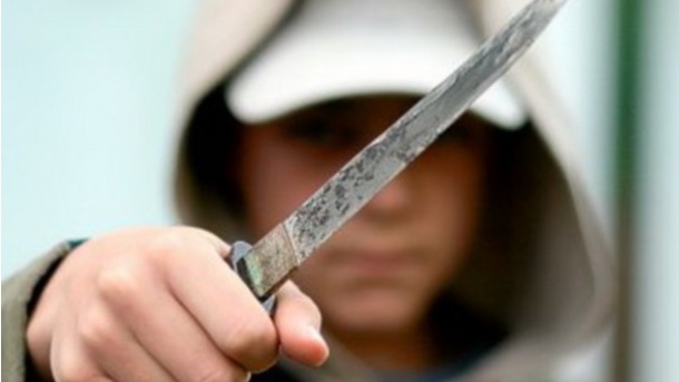 Bujanoc: Familjari ther të riun me thikë!