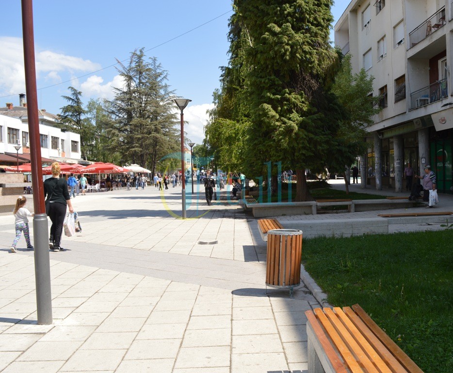 Ulëset prej druri  në sheshin e qytetit në Bujanoc