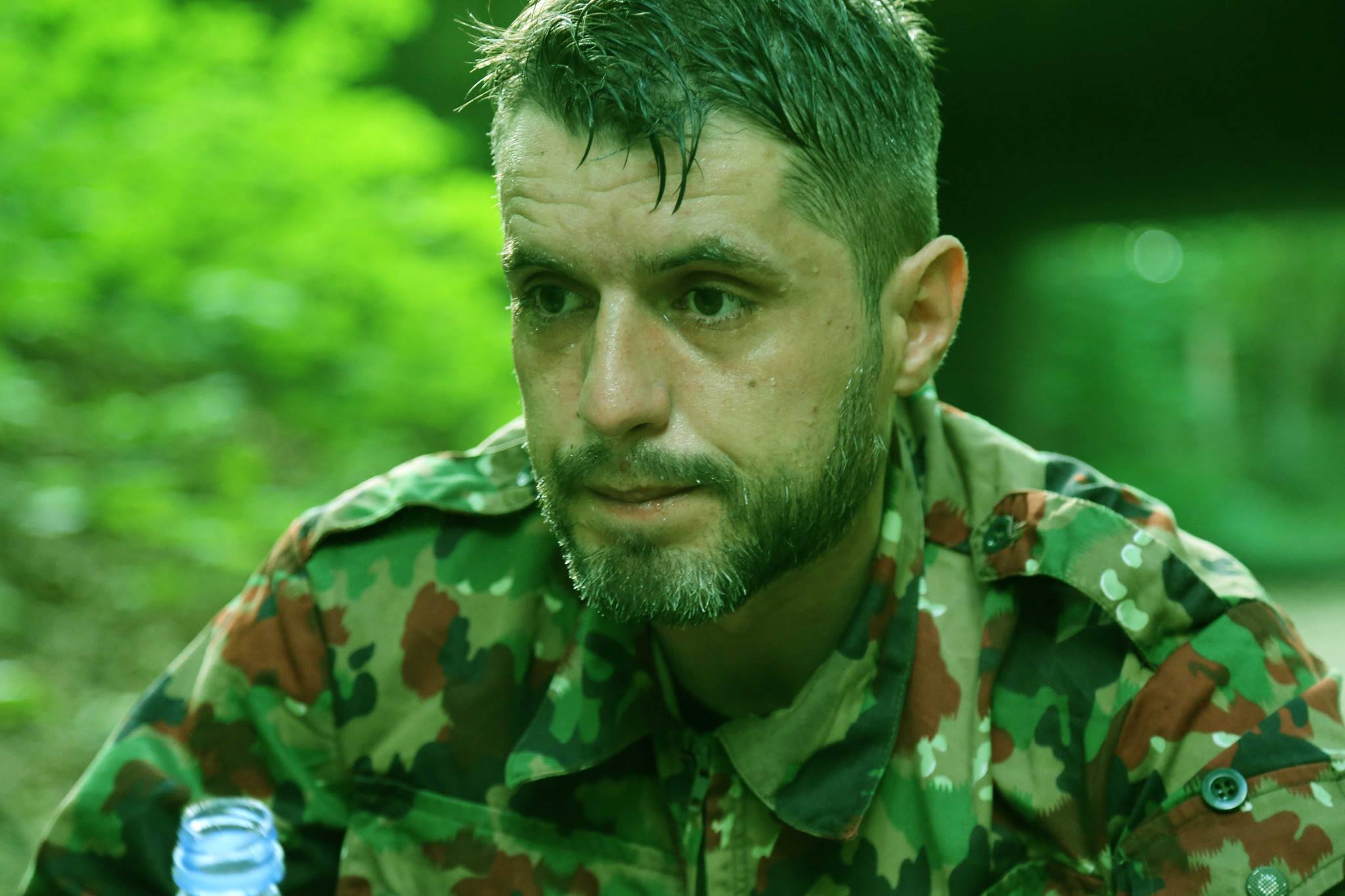 Valton Jakupi, regjisori i parë shqiptarë në rolin e ushtarit të humbur në filmin francez (foto)