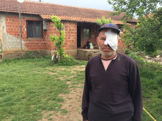 Ushtari i UÇPMB-së aksidentohet derisa mblidhte kanaqe për t'i mbajtur fëmijët (Foto)