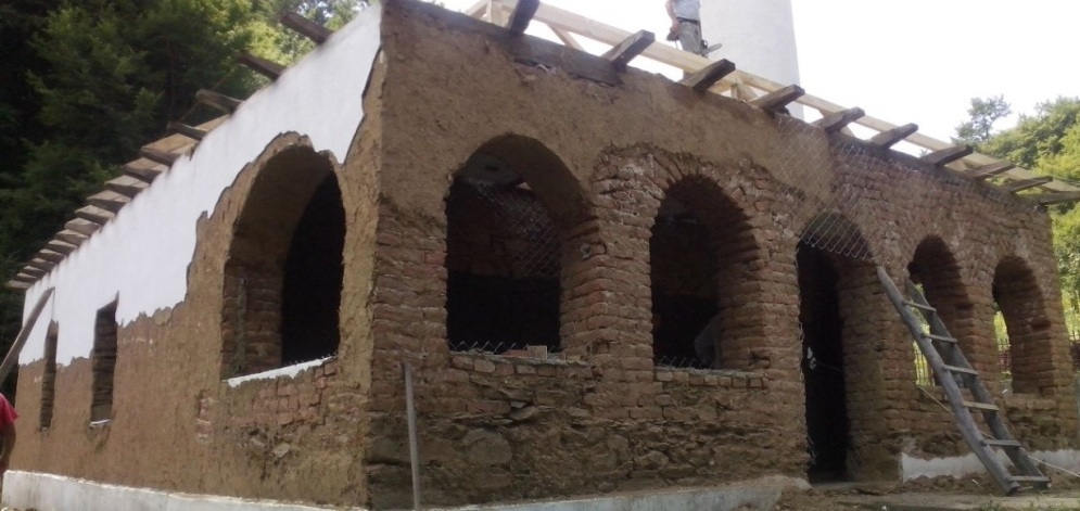 Fillon meremetimi i tërësishëm i xhamisë së Kapitit në Medvegjë (foto)