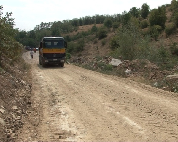 Presheva nisë asfaltin për në malësi (video)