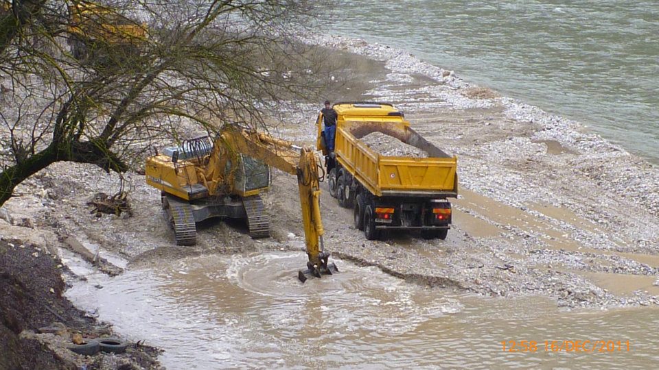Bujanoci nuk ka ujë të mjaftueshëm, nxjerrja e zhavorrit në lumin Morava