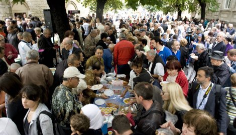 Bajramska sofra ispred Bajrakli džamije