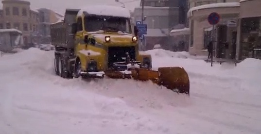 Zoti ia 'kursen' 6 milionë dinarë Bujanocit (video)