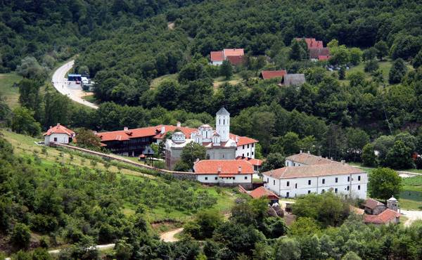 Bujanoc:  Pjesë të Manastirit “Prohor Pcinjski” bëhen shkrumb (foto)