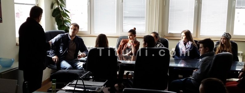Nxënësit e “Naim Frashërit” vizitojnë “Sezai Surroin”, interesohen për profilet dhe kushtet (foto)
