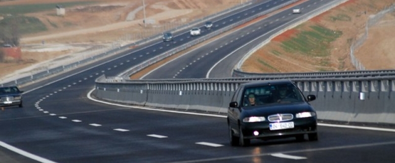 Thaçi se heq prej goje autostradën Prishtinë – Bujanoc, e premton edhe njëherë