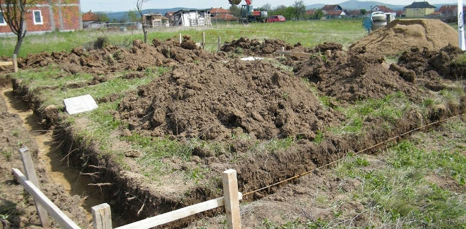 Familja që endej e pastrehë në Preshevë, po bëhet me shtëpi (foto)