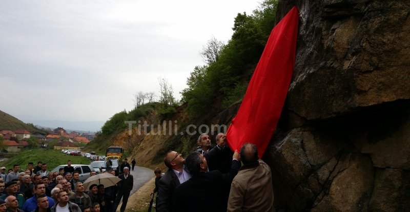 Tërnocasit kujtojnë dëbimin, vendosin pllakë në shënimin e 15 vjetorit (foto)