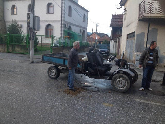 Banorët mbushin gropat në qendër të Tërnocit (foto)