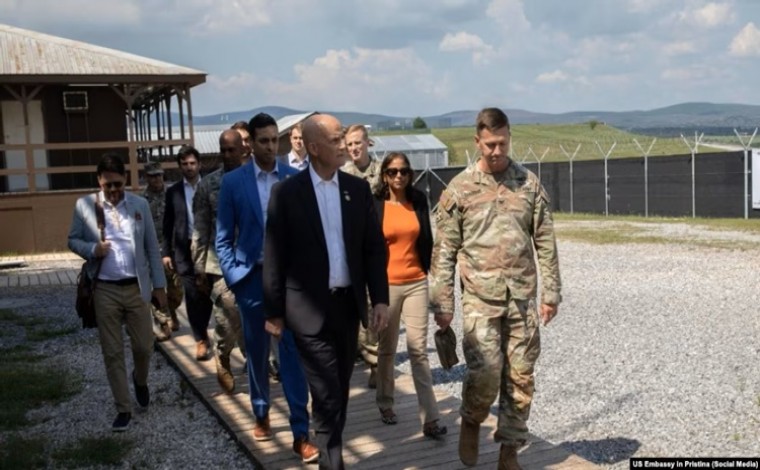 Delegacioni i kongresistëve amerikanë nga Presheva mbërrin në kampin Bondsteel në Kosovë